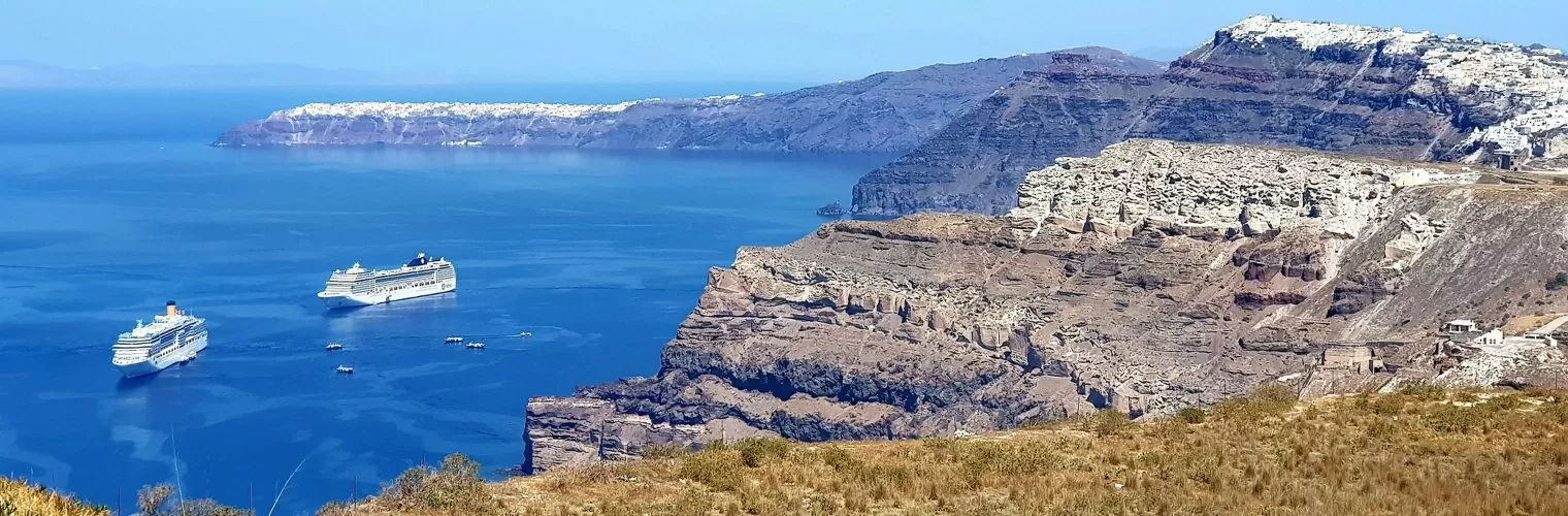 Panoramic view of the caldera one sees during a Santorini tour