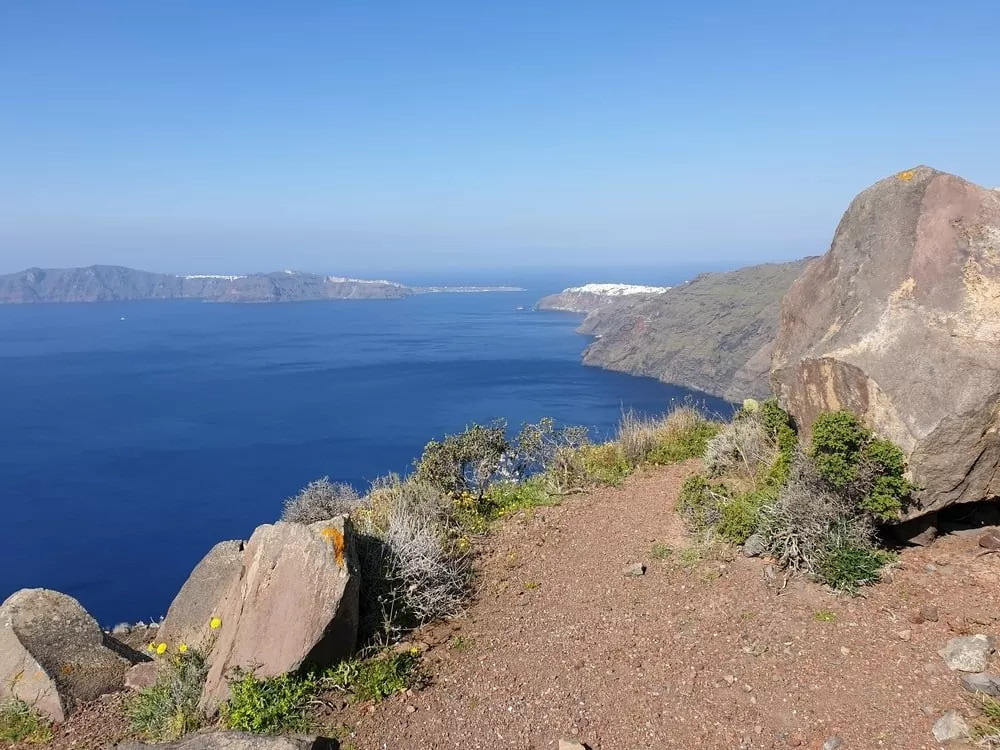 Hike the trail from Fira to Oia on your 3 day Santorini itinerary