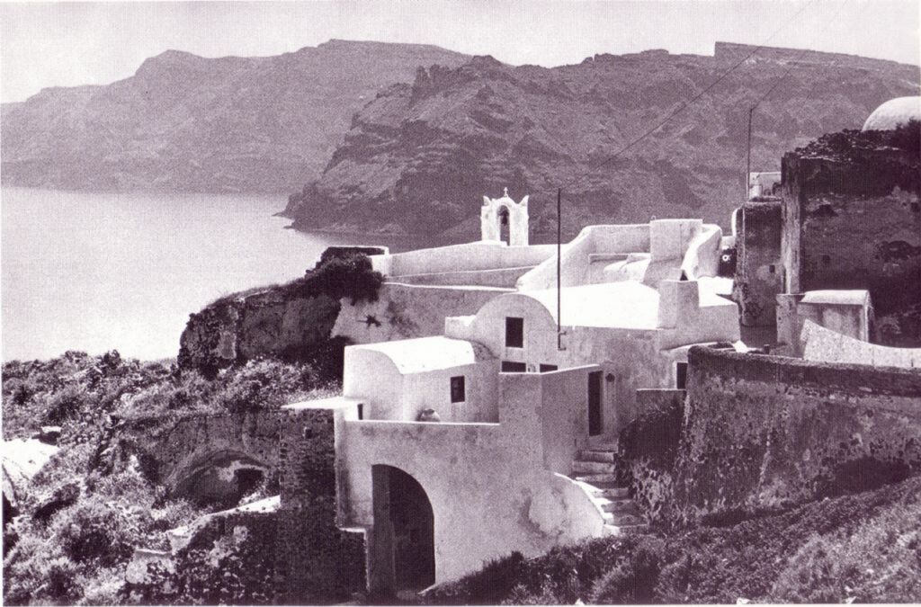 Older black and white image of Oia representing the history of Santorini