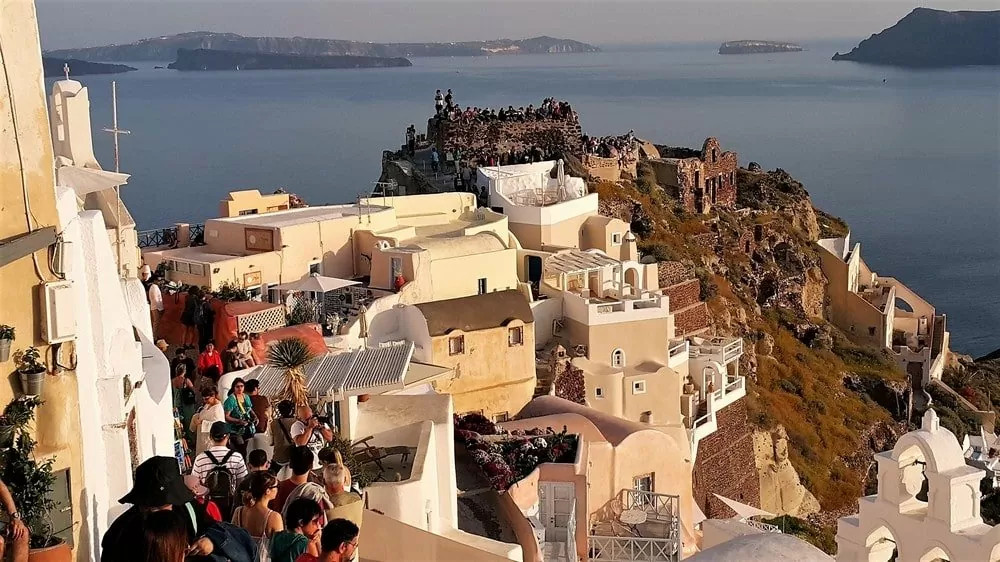Things to do in Oia Santorini: watch the sunset