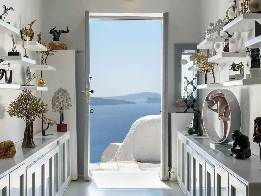 Things to do in Santorini: visit an art gallery in Oia