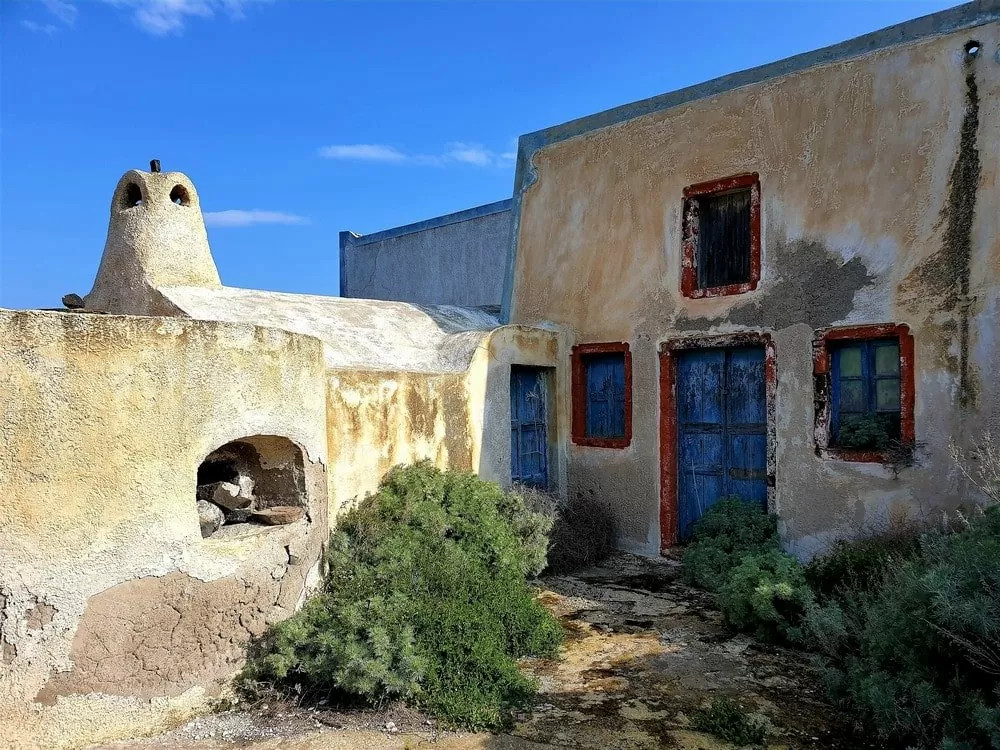 Discover the old houses of Thirassia with the 3 day Santorini itinerary