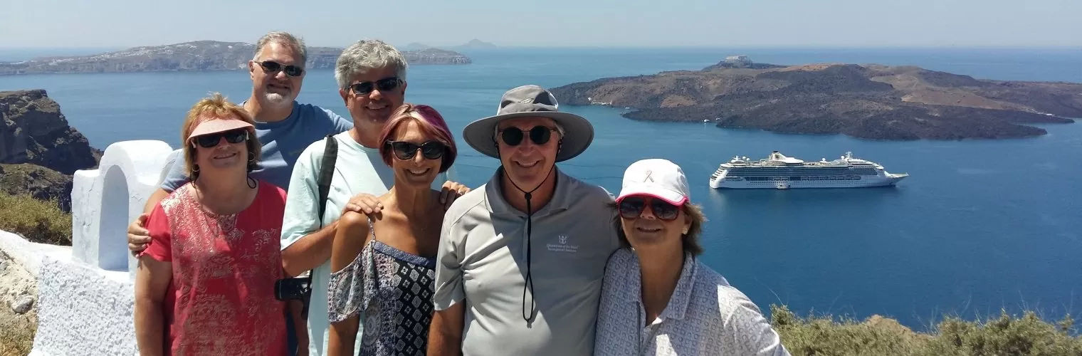 6 tourists posing in front of the caldera after a Santorini private tour