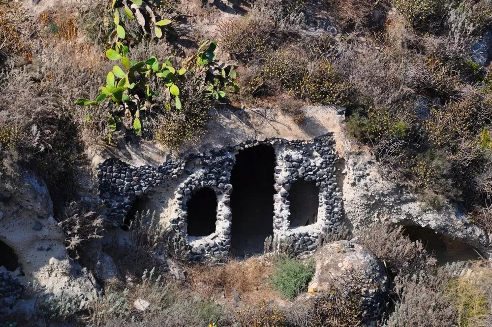 Santorini Cave Houses: The wondrous and evolving Santorini cave houses history