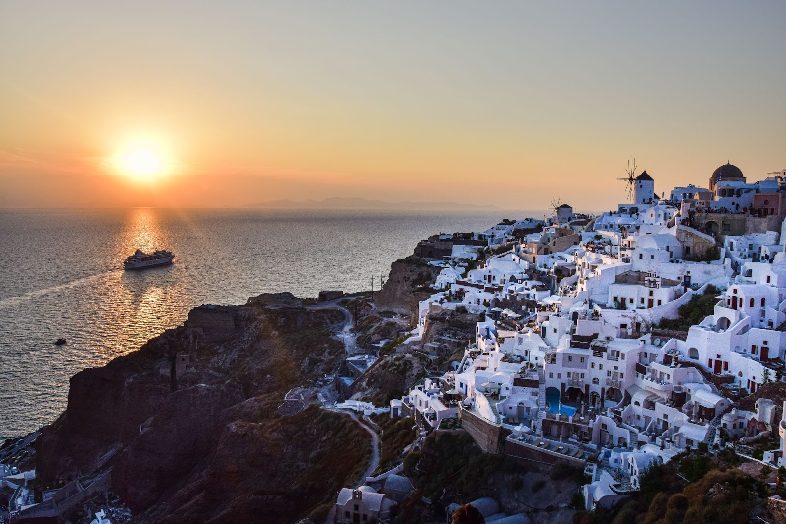 Santorini sunset - a no-miss experience no matter how many days in Santorini you are