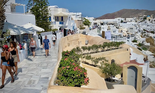 Accessible restaurants in Santorini for people with mobility issues